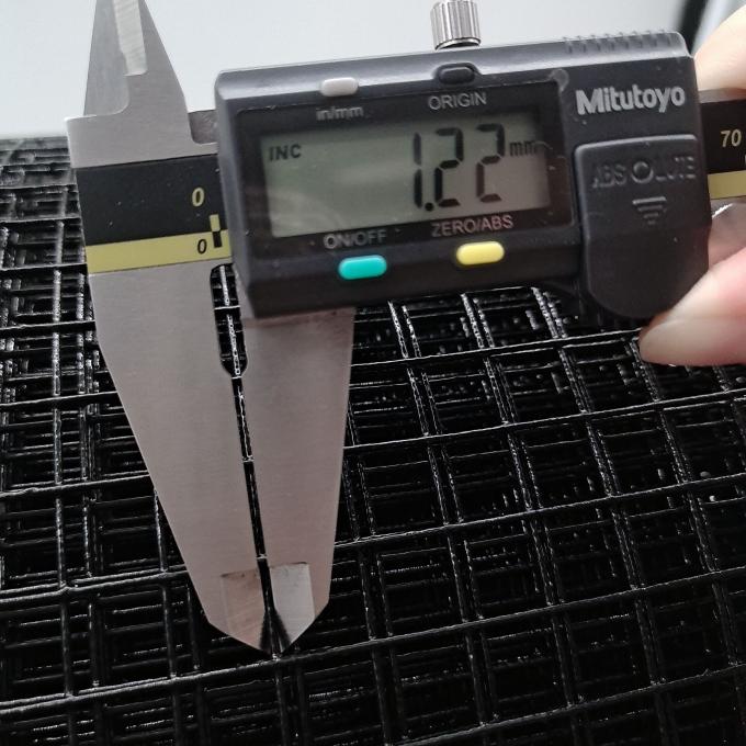 Recinto di filo metallico saldato in rotolo di tessuto hardware 1/2 con filo per gabbia per animali con rivestimento in vinile nero 0